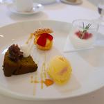 ブラッセリー ラシュレ - 桜の塩漬け入りアイス、緑茶のパウンドケーキ、シュークリーム、ヨーグルトムースに阿蘇苺ソース。