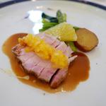 ブラッセリー ラシュレ - ほぼ無菌状態で育った阿蘇の自然豚のロースを丸ごとオーブンで。熊本の晩柑でつくったままレード風のソースで。