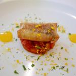 ブラッセリー ラシュレ - パリッとした薄い皮に包まれた天草のイサキ、下には八代の塩トマトとミントのソース。自家製マヨネーズを添えて。