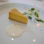 ブラッセリー ラシュレ - 新タマネギとクリームチーズの温かいチーズケーキ。パルメザンチーズのソースと新タマネギサラダを添えて。