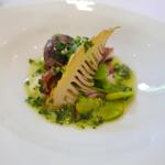 ブラッセリー ラシュレ - 天草の子持ちイイダコにパセリとニンニクと白ワインソースを。下には新ジャガのペーストが敷いてあります。