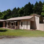 ブラッセリー ラシュレ - 新緑の南阿蘇に南仏風のラシュレの建物が映える。