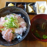 うまとと屋　よこみち - 日替り丼　天然ぶりとサーモンの炙り丼