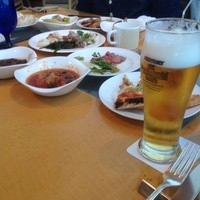 カフェトスカ - 料理は一通りある感じ。ビールは結構お高いので一杯でガマン(｀_´)ゞ