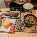 SUMIBIX - 鮭の炭火焼き定食　味噌汁を牛汁（肉吸い）に変更