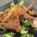 個室居酒屋 焼き鳥と炉端焼き うち田 - 骨付き鶏カレー半身揚げ 持ち上げ