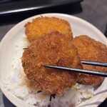 個室居酒屋 焼き鳥と炉端焼き うち田 - タレかつ丼 持ち上げ