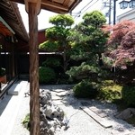 國屋 - 玄関先にも日本庭園が。