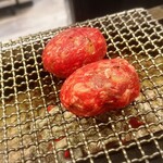 秀 - 手前:牛ハンバーグ　奥:合挽きハンバーグ