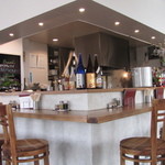 望陀餃子楼 - キッチンとテーブル