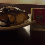 鱗 - 鰤のカマ焼き。
サイズ比較がタバコで失礼極まりないですが、厚みもバッチリ。
食べ応え十分過ぎます。