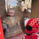 Shioi - 店先のウインドウには福助さんの人形が飾られてるんだけど、
                        とても年季が入ってるね。実際、こちらのお店は
                        慶応元年(1865年)創業の150年の歴史を持つお店なんだよ。