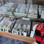 Shioi - 和菓子の見本が飾られているので欲しいものを注文すると
                        お店の方がお店の奥に行って箱詰めして持ってきてくれました。