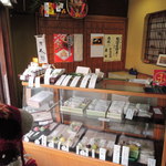 Shioi - お店の中に入るとこんな感じ。
                        老舗の和菓子屋さんらしい内装だよね。
                        
                        ちびつぬ「こんにちは～」