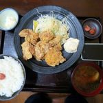 漁師居酒屋 楓 - とり唐揚定食、唐揚げの大きさを比べてください（笑）