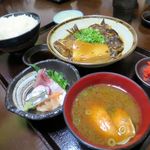 漁師居酒屋 楓 - 漁師の日替り定食（ごはん大盛り）
      （鯛アラ煮とお刺身）