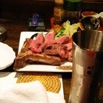 Taishuubaru Tsubasa - ドライエージング土佐赤牛のTボーンステーキ。噛めば噛むほど旨味がにじみ出て秀逸。