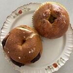 akikki - プレッツェルベーグル塩チョコ、カレーパン