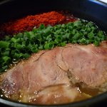 豚ソバ Fuji屋 - つけダレのアップ