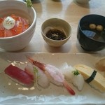 江戸政寿司 - 炙りサーモンクリームチーズ丼と5コのにぎりランチ(1290円)