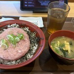 すき家 - 料理写真:まぐろたたき丼(大盛)¥740 みそ汁¥110