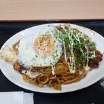 長田本庄軒 - 料理写真:牛ホルモン焼きそば+目玉焼き