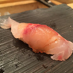 四季の鮨 蔵人 - 淡路　イサキ　軽く昆布締めで