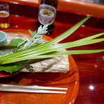 草喰 なかひがし - 剣と薬に見立てた菖蒲と蓬