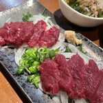 松本酒場 まえじ - 馬刺し1188円　長野に来たら馬刺しを食べたかったのであってよかった　クセがなくヘルシーな赤身の馬肉を生姜醤油で