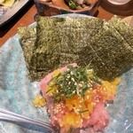 松本酒場 まえじ - まぐたく748円　まぐろのたたきをたくあんゴマ大葉と混ぜ味付け海苔で巻いていただきます