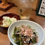 松本酒場 まえじ - 葉わさびのおひたし495円　奥はお通しのポテトサラダ