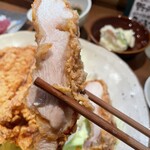 松本酒場 まえじ - 肉厚な鶏肉　揚げたてで衣はザクザク　そのままでも味は付いてますがマヨネーズをたっぷり付けてがぶり　レモンをかけて少しでも罪悪感を減らします