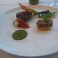アリス イン 高松 - 肉料理 La Viande
                讃岐オリーブ牛フィレ肉とフォアグラのポアレ
                クレソンのソースとトマトチャツネ
                ズッキーニにクミンの香りを付けて
                セミドライトマトの入ったジャガイモのピューレ