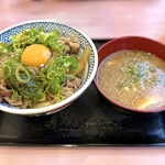 吉野家 - 料理写真:・ねぎ玉牛丼 アタマ つゆだく 836円/税込
・冷汁 250円/税込