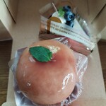 たてっくる - 夏限定桃のタルトとブルーベリーとるばーぶのレアチーズケーキ
