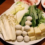 小肥羊 - 凍り豆腐、えのき、空芯菜、うずら、白菜