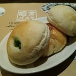 鎌倉パスタ たまプラーザ店 - 焼きたてのパンは最高ですね。