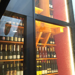 牡蠣屋 - 店内：ワインボトル（おそらくインテリア）
