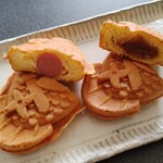甲賀米粉たい焼き - 右キャラメル、左ウィンナーチーズ
