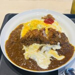 松のや - 料理写真:「超厚切りリブロースかつ
オムレツ欧風ビーフカレー トッピング
チーズ」の大盛 長〜いネーミングです♪