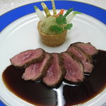 トゥールダルジャン - 幼鴨と黒スグリの饗宴、美食に捧げるブーケと共に