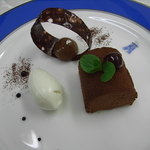 トゥールダルジャン - アーモンドシロップに包まれたショコラの微笑み、香り燃え立つグリオットのジュレ添え