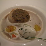 レ セゾン - 天然帆立貝のドレ、 生姜風味のクルート、大葉のクリーム、 コンソメコンディマンテと共に 