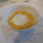 南瓜の温製フラン新鮮な雲丹とタイムを添えて