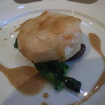 ずわい蟹と菜の花のパートフィロ包み焼き甲殻エキスのクリームソース