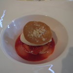 ロアラブッシュ - 苺のクレーム・ダンジュとシャンパーニュジュレ・ヴァローナ社ショコラ「イヴォワール」のソルベ添え