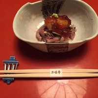 三嶋亭 本店 - 突き出し 三嶋亭シンボルの行灯の箸置きがかわいい