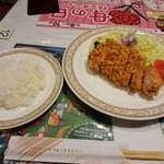 ゴールデンポーク ロースカツ（右：\1,400）と半ライス（左：\150）