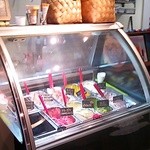 カネ保水産 - 新しく入ったジェラートのショーケース　後ろにピカピカのジェラートマシンが見えますよ
