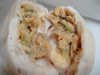 Ezogashima - 鮭のﾁｬﾝﾁｬﾝ焼が中華まんに『知床チェプ饅』